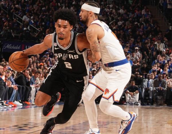 NBA总决赛，马刺对阵尼克斯的G5比赛中，出现了非常奇葩的一幕。第四节比赛还剩下