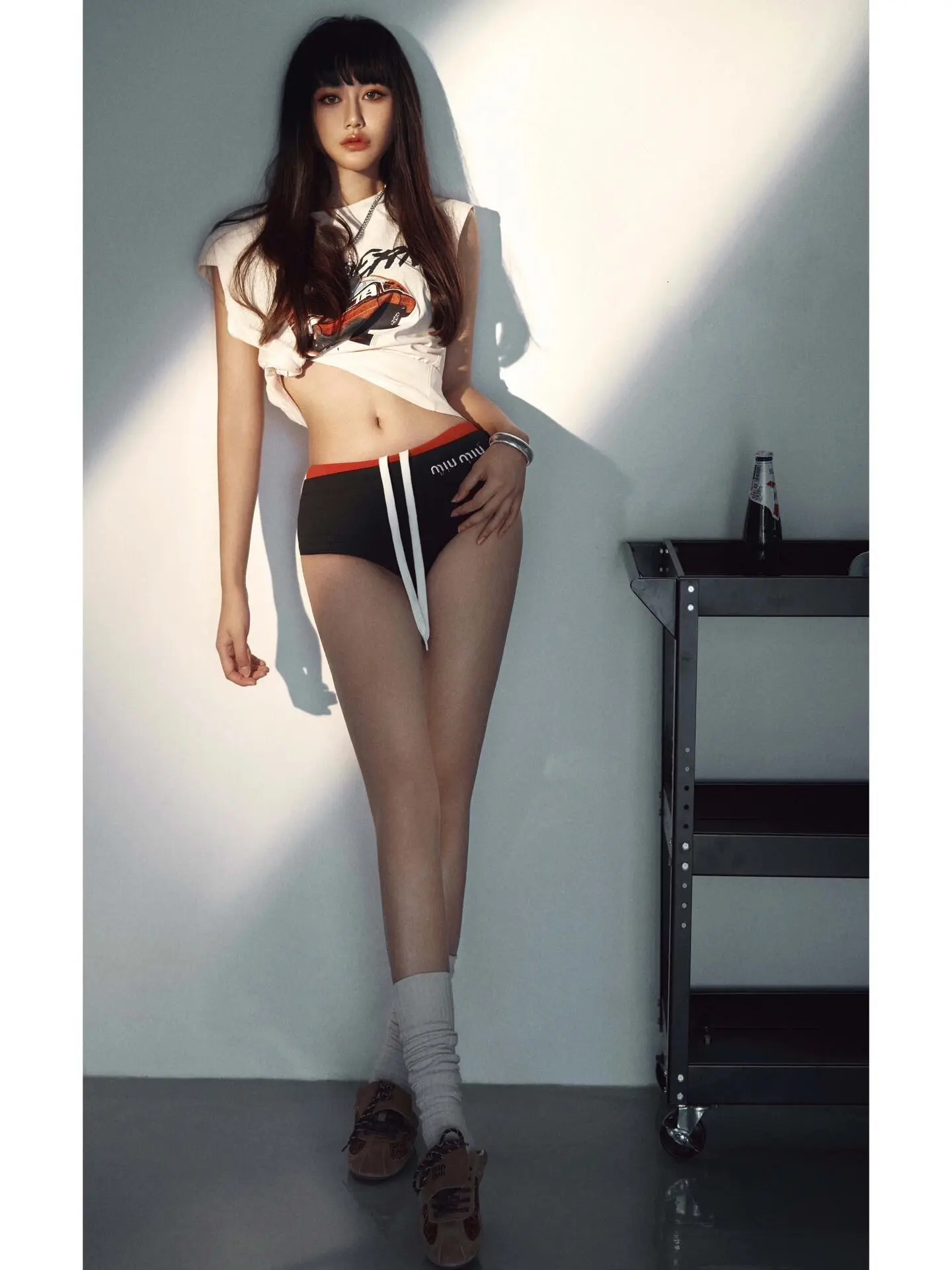 镜头捕捉的不是姿态 是藏在光影里的情绪 有点叛逆，有点疏离 这才是真实...