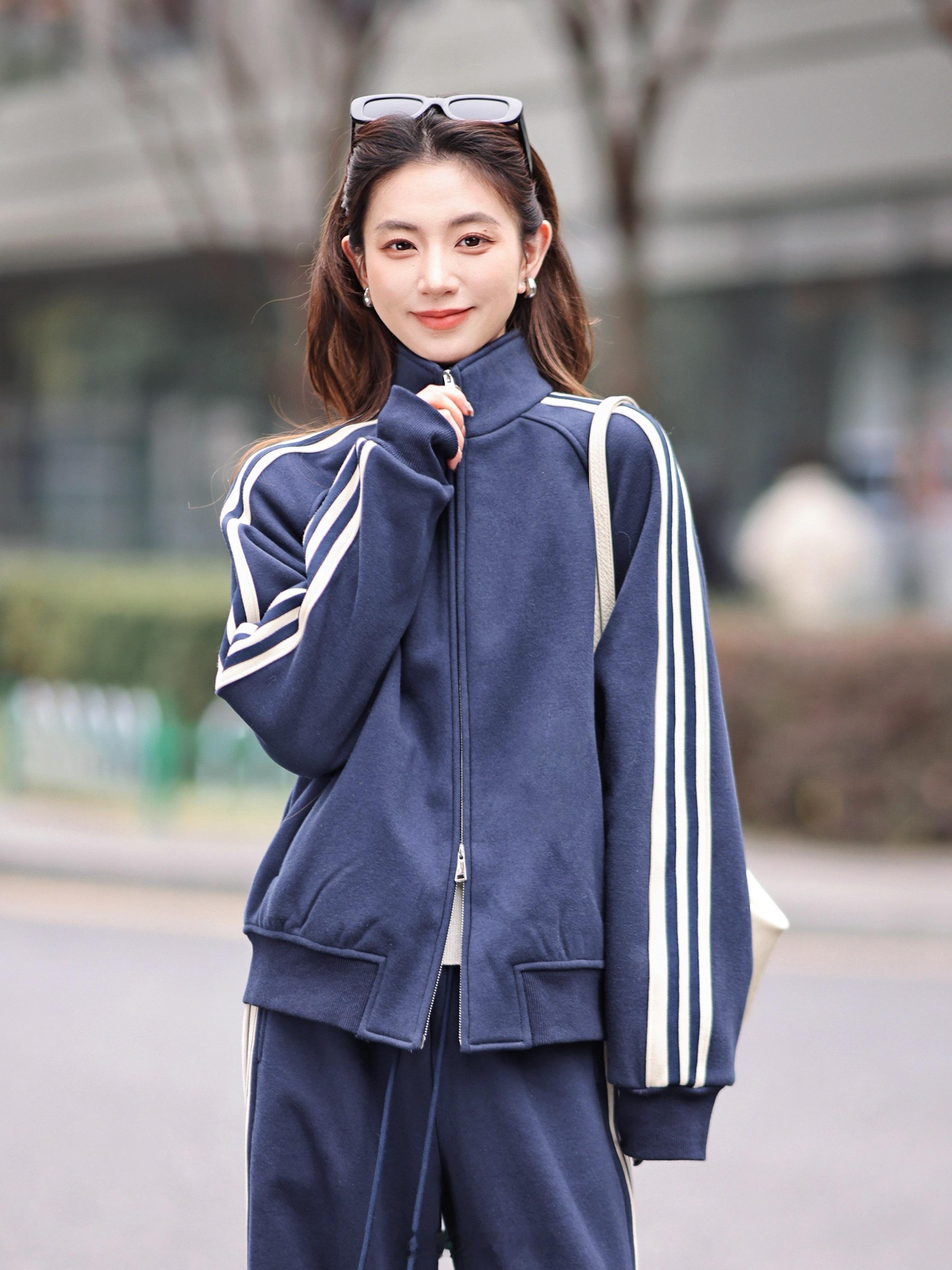 内搭单穿样样拿手的休闲套装！棉材质的 内里加厚绒 贴肤暖暖的超舒服喜欢松弛fee