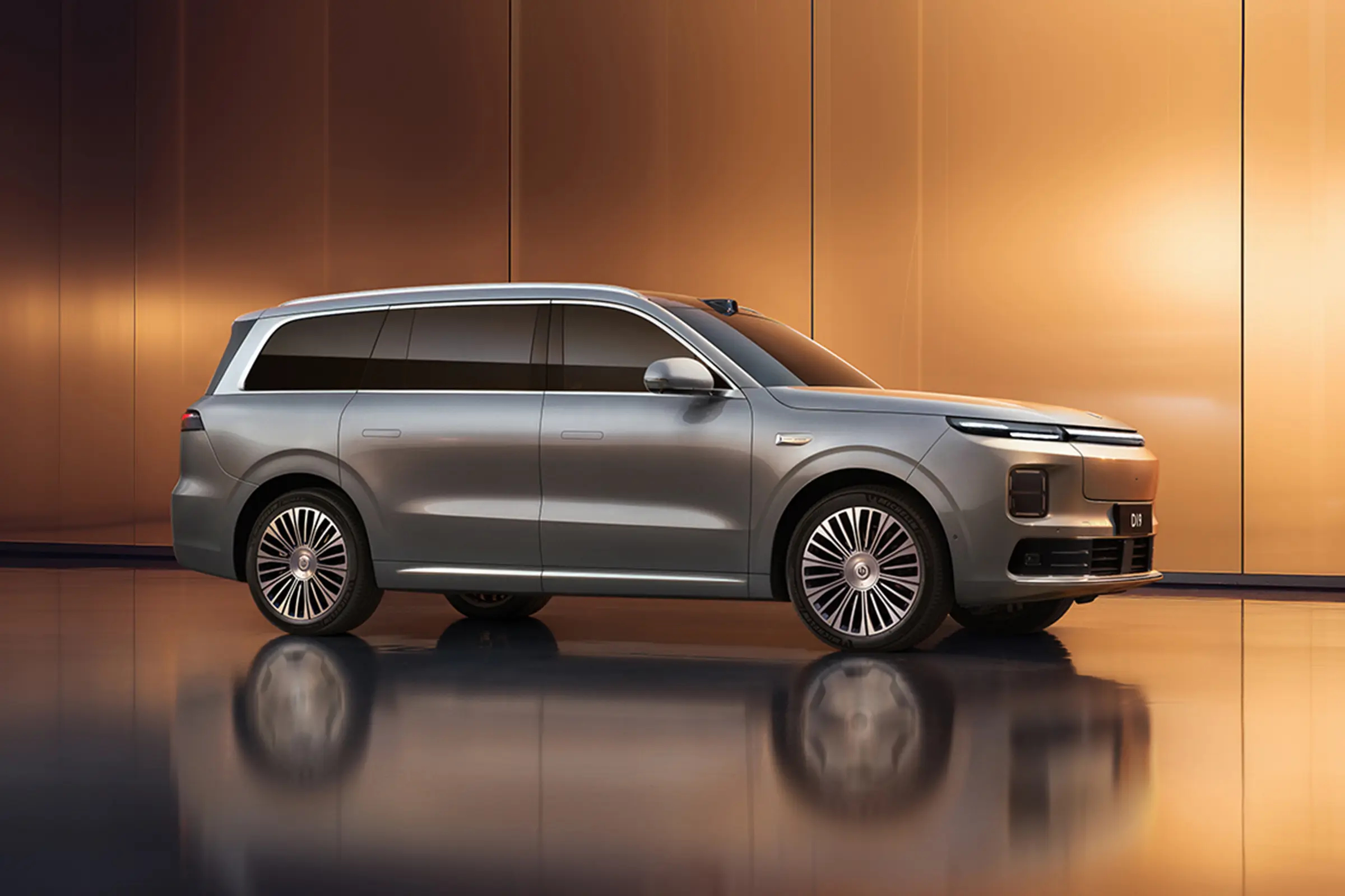 12月28日零跑汽车成立十周年之际，旗下D平台首款旗舰大型SUV零跑D19实车内