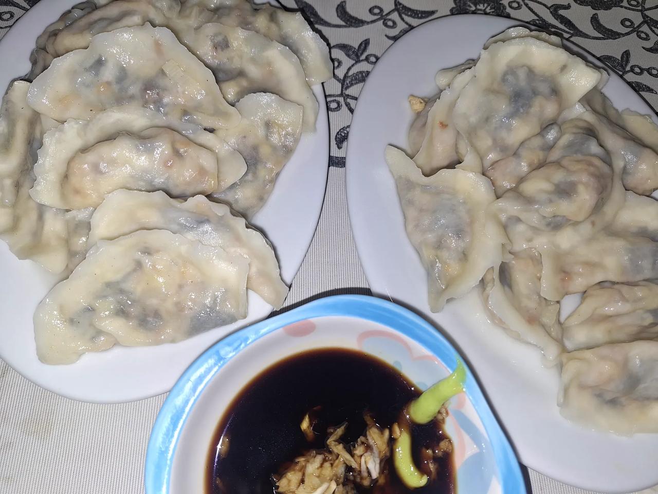 虽然没有春暖花开，但是也逐渐冰雪消融，今冬最后一次包白菜馅的饺子，库存的白菜不好