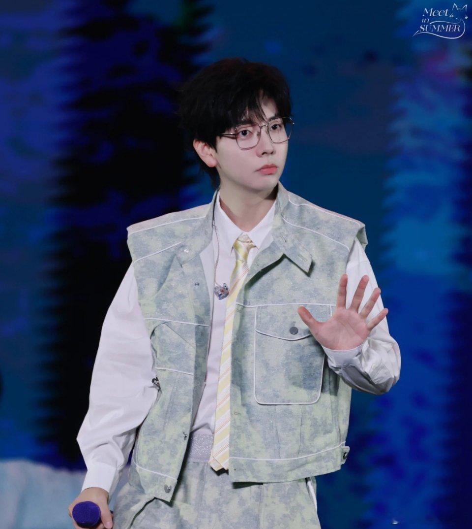 那些年评论区有30多万条留言那些年的音乐一响起就勾起了，我们无数人的回忆。[泪]