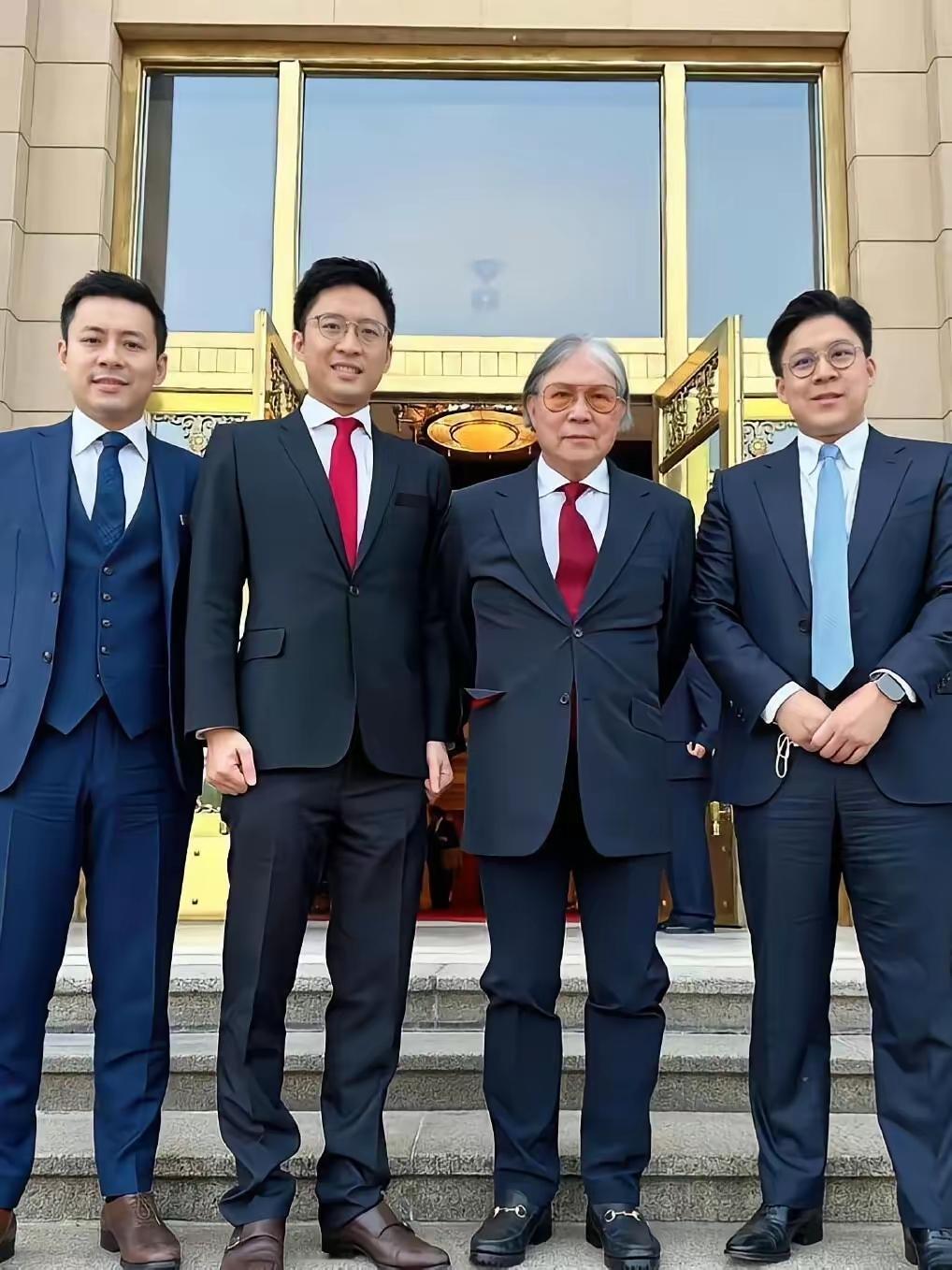 果然没让人失望！
香港大埔火灾后，最先挺身的不是李家，也不是何家，而是霍氏家族。