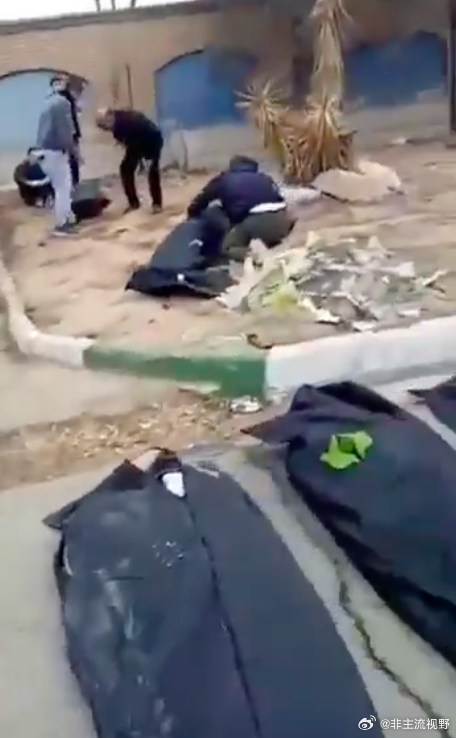 现在全是伊朗的热搜，有一点一直不太明白，为什么哈梅内伊不直接在嘴上服软，和美国签