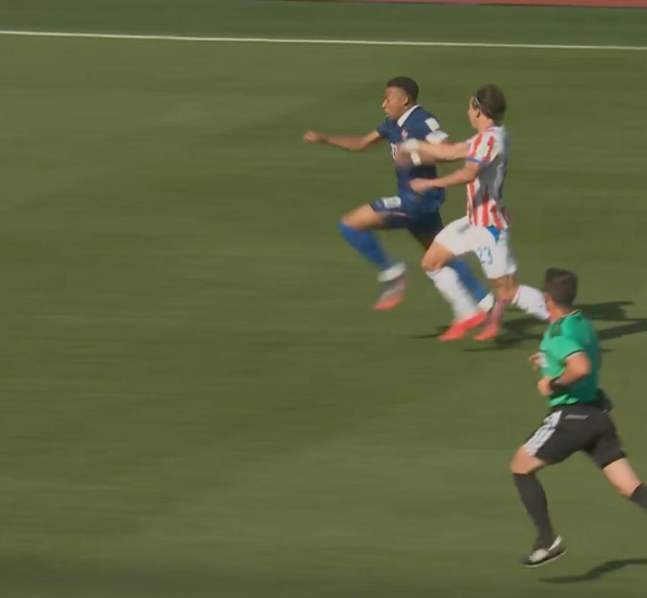 法国1-0巴拉圭，成功晋级八强！姆巴佩被手刀+踹小腿，孔德遭拳击，裁判0黄牌，球