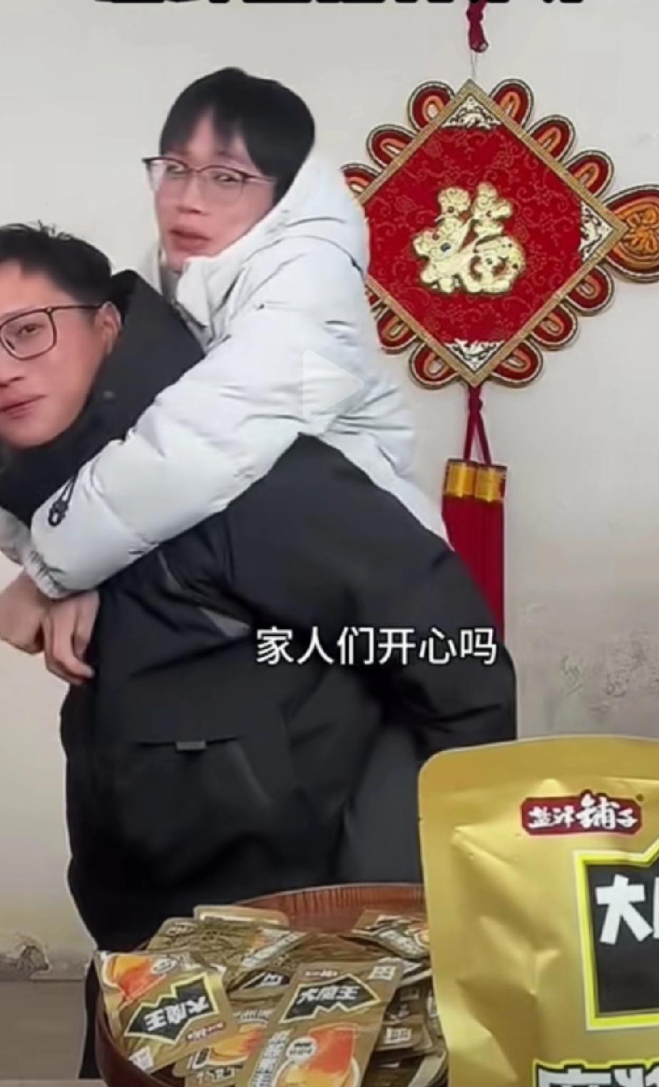 如果在小时候，梁志辉哥弟俩或许会经常这样玩耍，昨天的直播间里，应粉丝们的要求，哥