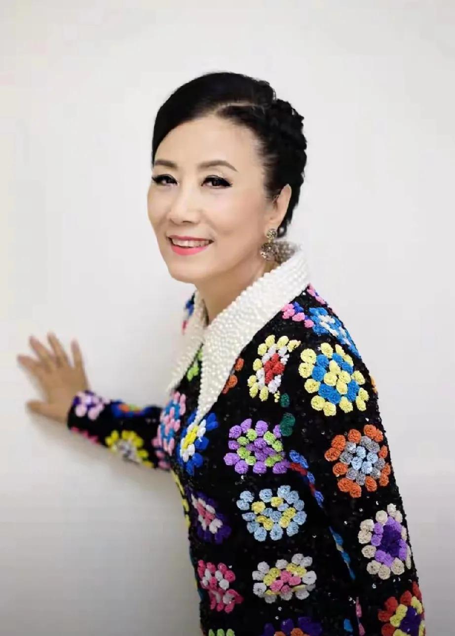 77岁还能在央视春晚压轴，汪明荃这波操作太牛！春晚舞台，她与年轻后辈同台，风采依