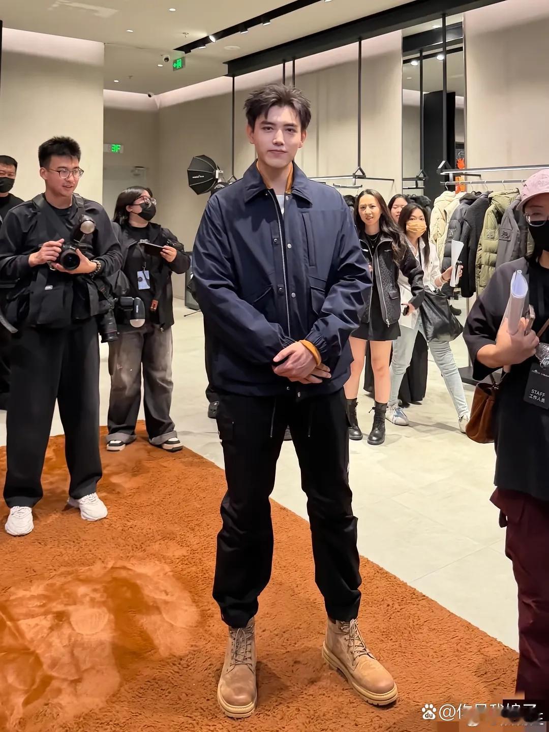 陈凯歌的基因真神奇，自己和帅不搭边像个傻大个，而陈飞宇五官都像陈凯歌，浓眉，凸嘴