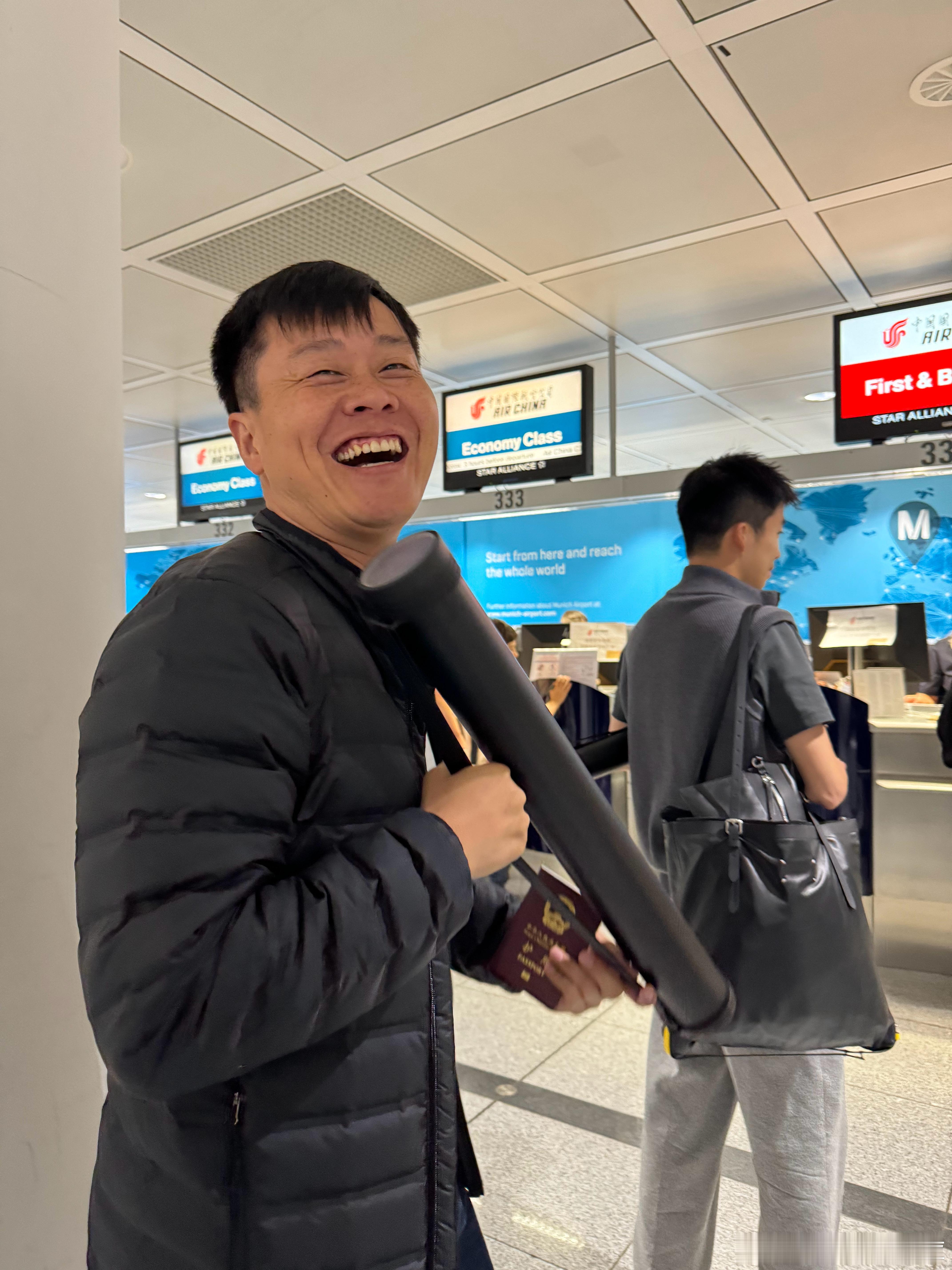 和吴老师从慕尼黑回北京的路上。不知道吴老师这是要干嘛？等下还能让我们上飞机吗？[