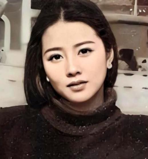 1985年，年至花甲的波尔布特，行为却愈发癫狂。他给自己分配了一位20岁出头的面