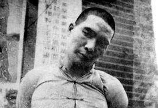 1950年，托儿所的女所长去买菜，发现菜贩子有些眼熟，说话时还带有河南口音，经过