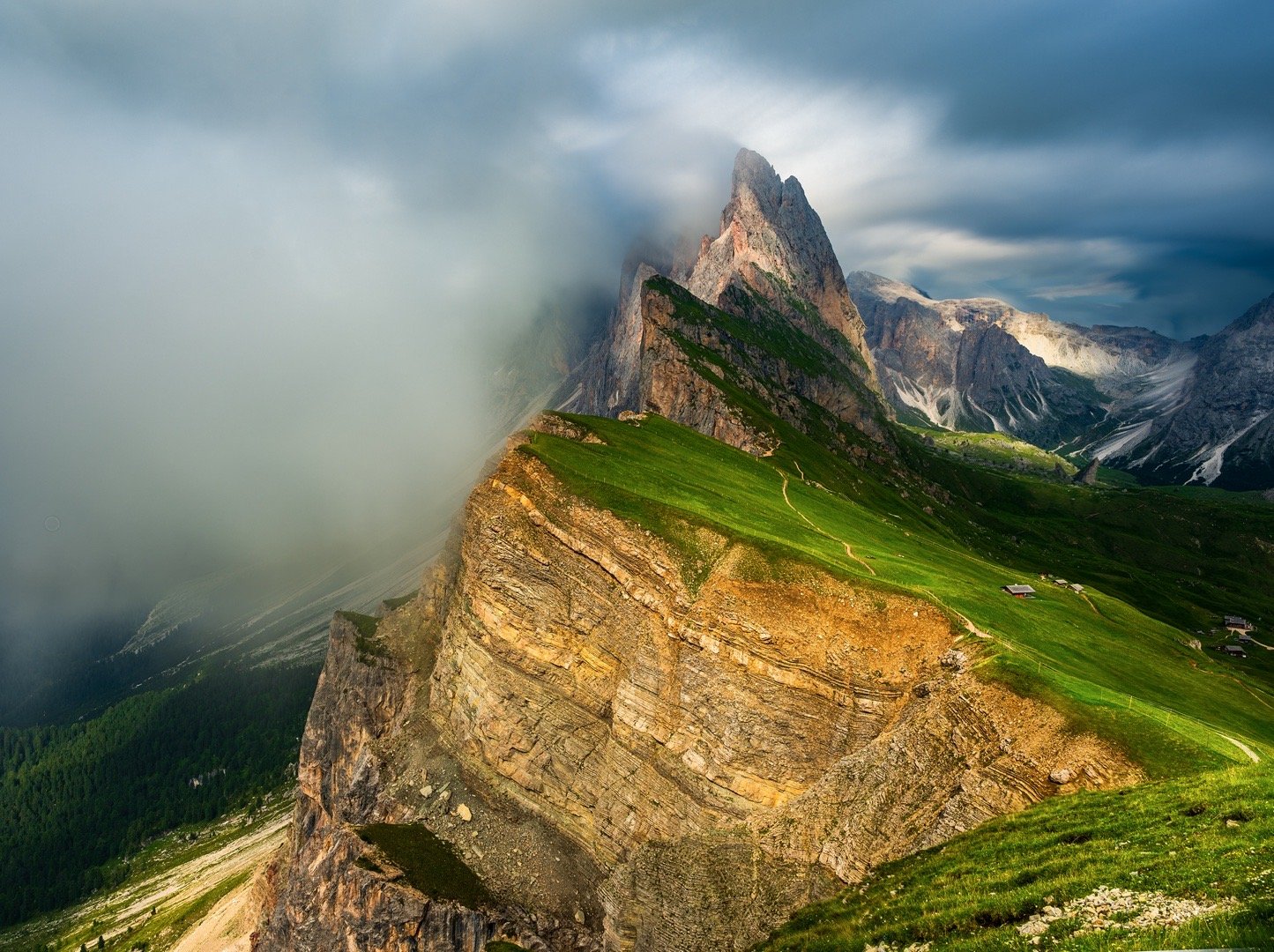 相机与无人机齐上阵，多洛米蒂刀背峰Seceda，赶在下雨前，搭乘最后一趟缆车下山
