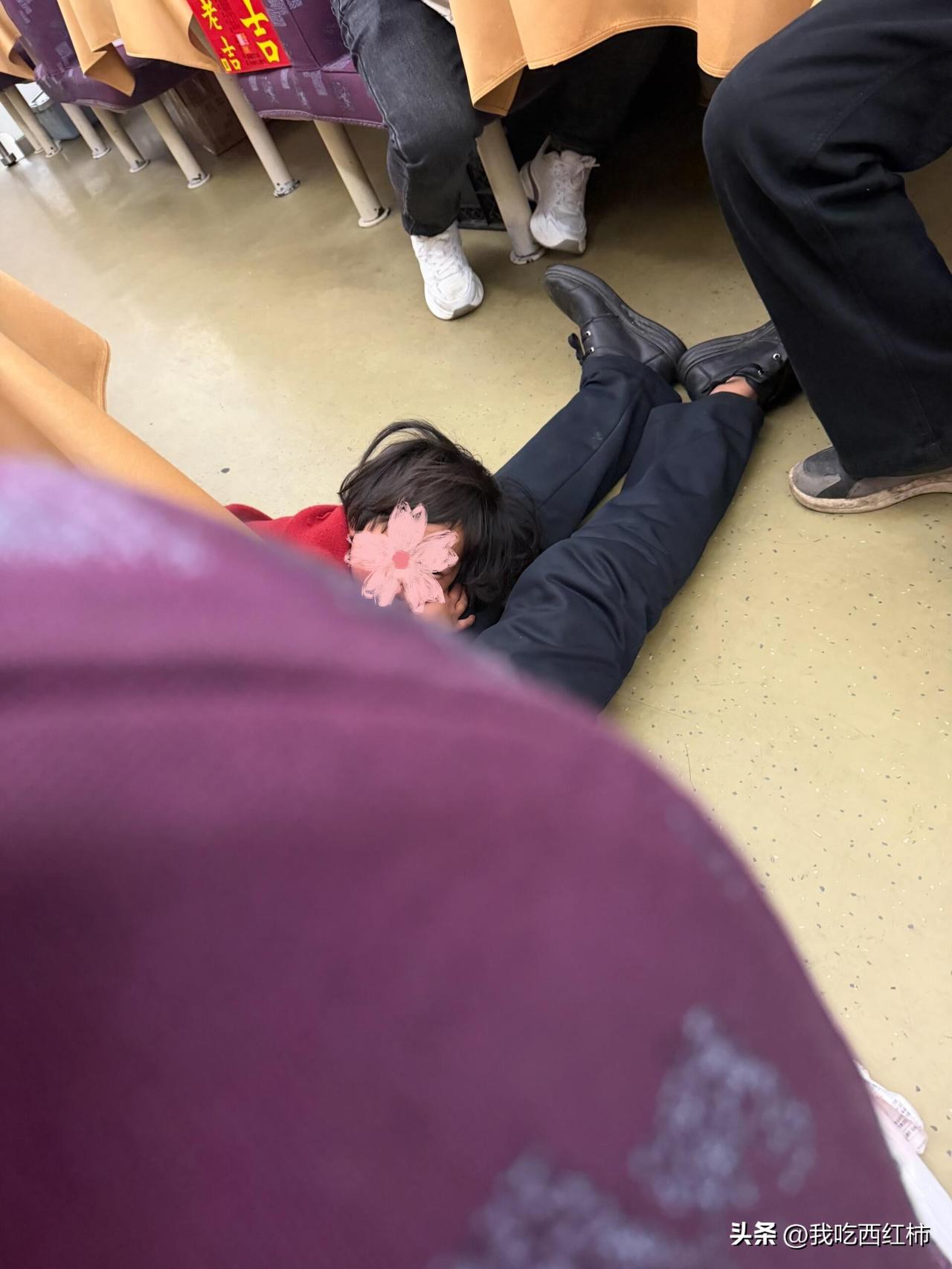 火车上的一幕
我挤在拥挤的车厢里，逃到餐车，想找个清净的角落歇歇脚。
刚坐下没多