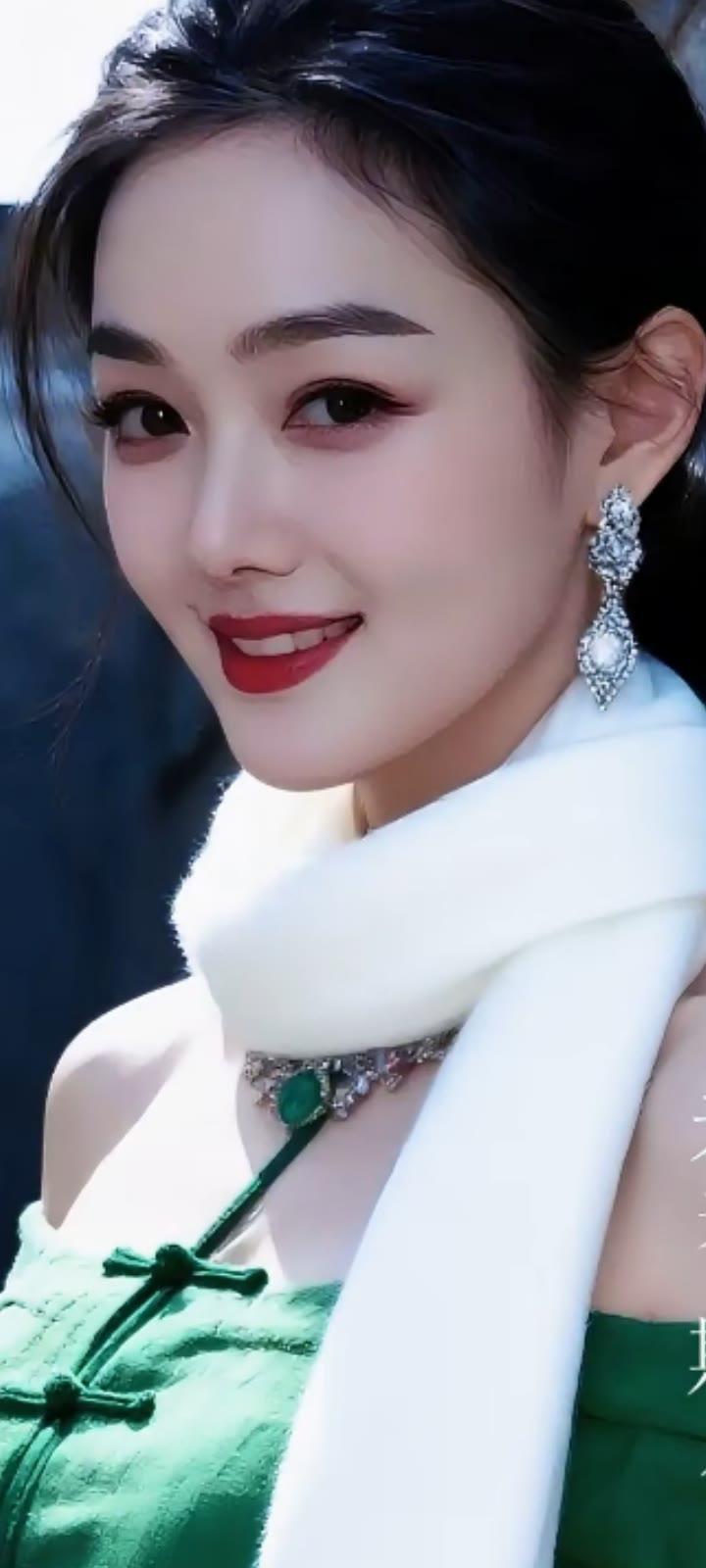 优雅绿衣美人，闪耀耳环与颈饰，尽显东方古典美！🌸✨