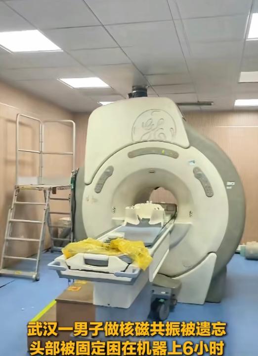 2月25日，湖北武汉，男子晚上10点去医院做核磁共振，凌晨12点，他躺到了机器上