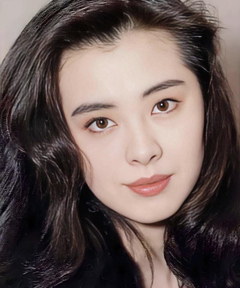 我算是想明白了，当一个人手握近百亿身家，却跑去温哥华挤公交、逛折扣店时，她追求的