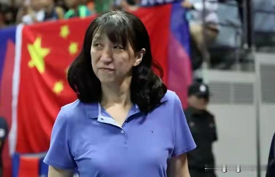 女排教练咋会选个傻子

女排教练选人，向来是门玄学。
外人看的是热闹，内行看的是