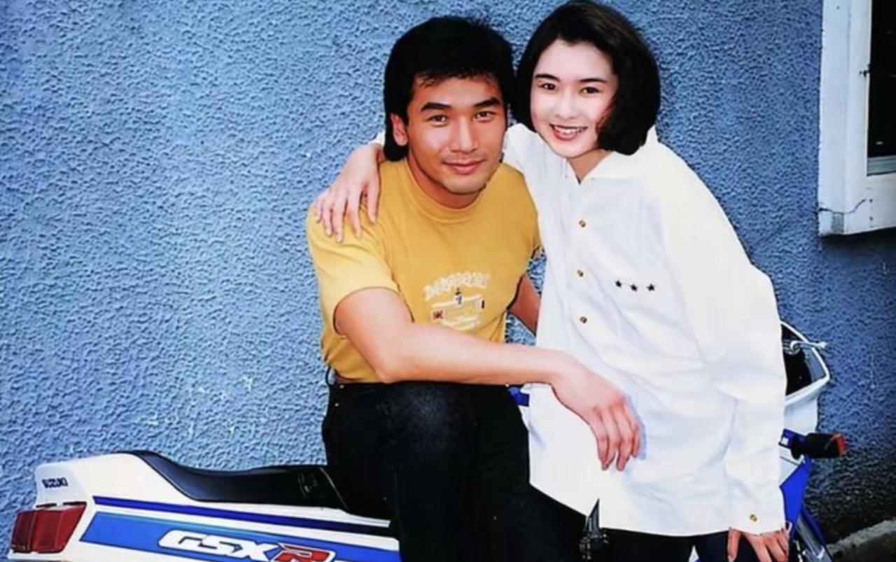 古早明星三角恋故事：陈淑兰为方中信狂扇莫可欣，两港姐争一男[尬笑][狗头]

故