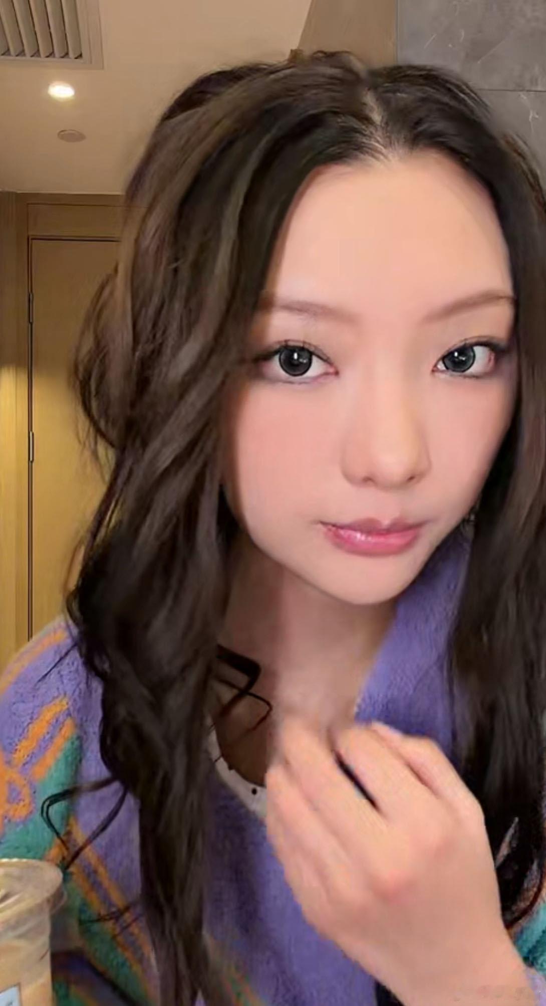 李紫婷没睡醒就直播了 被报备式营业甜到！没睡醒就开启化妆局，全程无脚本的真实感，