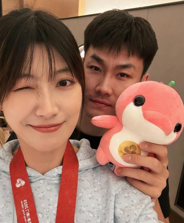 王睿泽女朋友感受他的荣誉，同样都是体育人，说什么都显得正能量足

现在有些球迷，