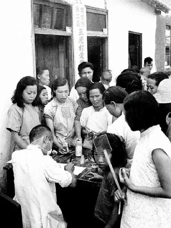 1954年，上缴苍蝇的南京市民 （晓庄/摄）