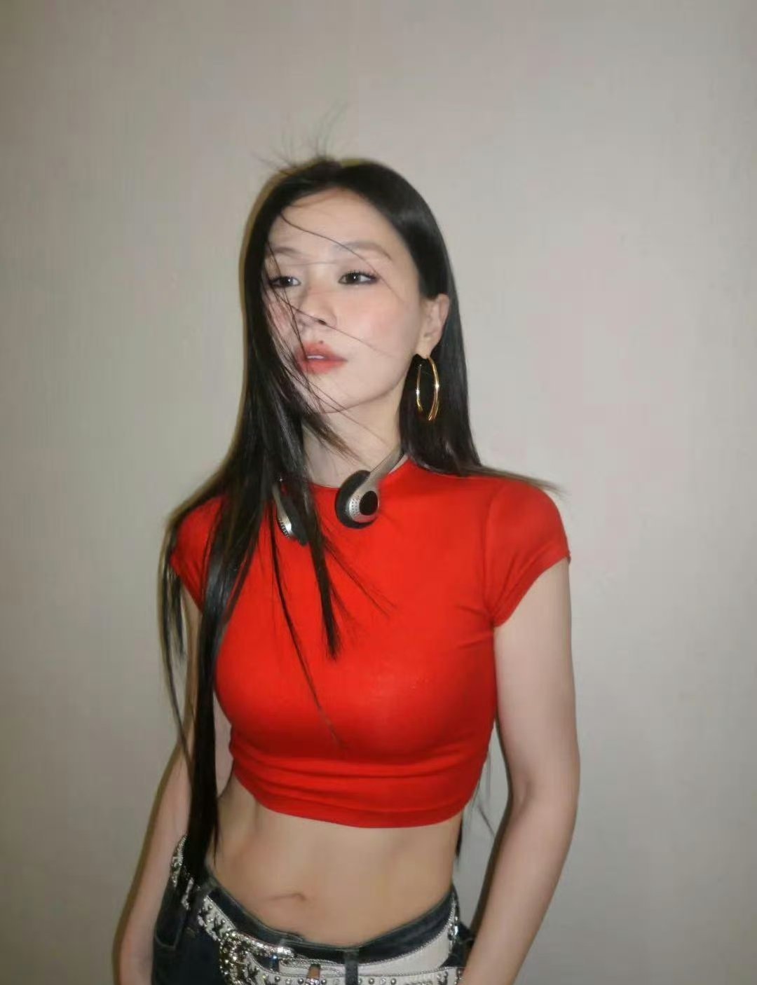 金靖回应瘦到认不出面对大家对身材变化的讨论，金靖用一段轻松的回应，把“瘦到认不出