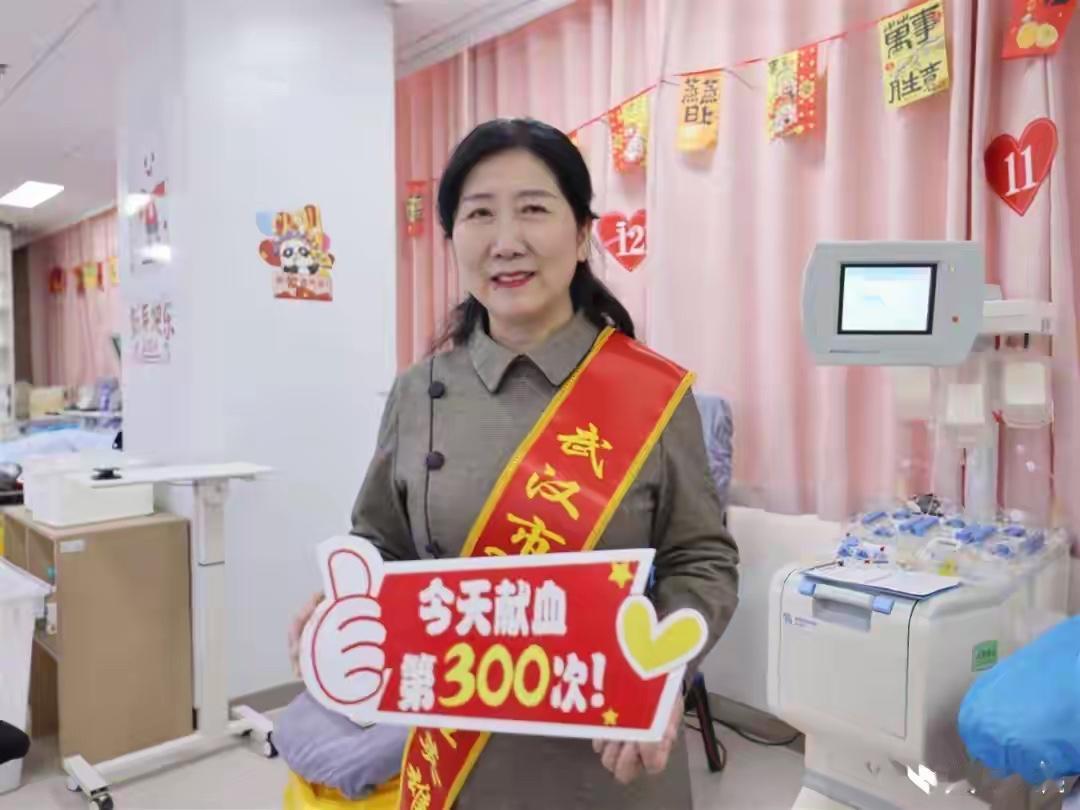 57岁的潘迎春，用21年的坚守，交出了一份沉甸甸的答卷——累计献血300次。
