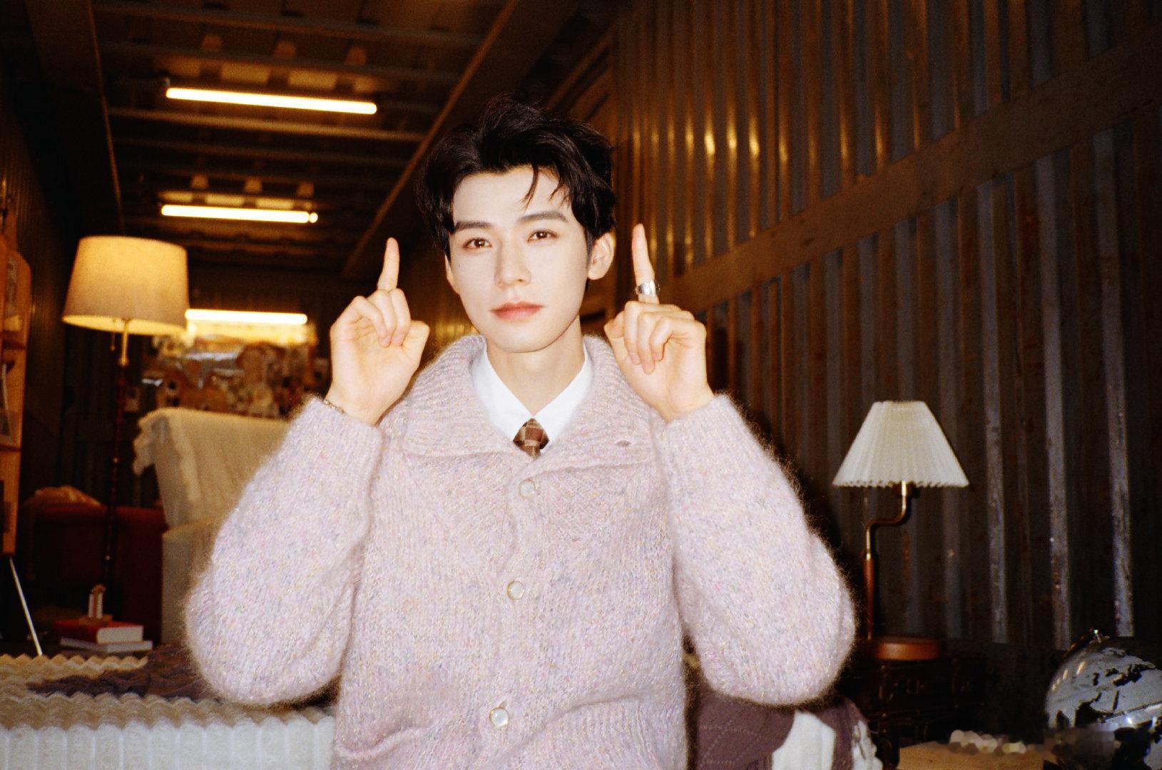 龚俊ccd生日照  龚俊更新两张生日照，ccd质感的俊子，这张脸就应该列入非遗！