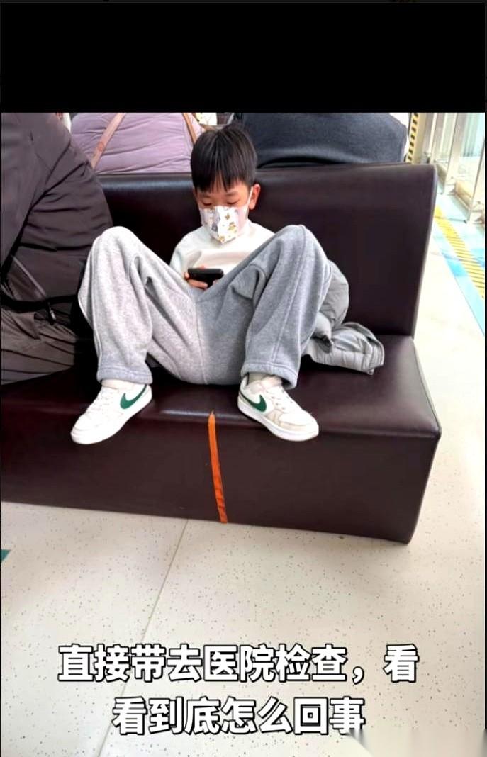 江苏一个男孩，一写作业就喊头疼。
他爸妈刚说完“别再装了”，孩子就在医院走廊里，