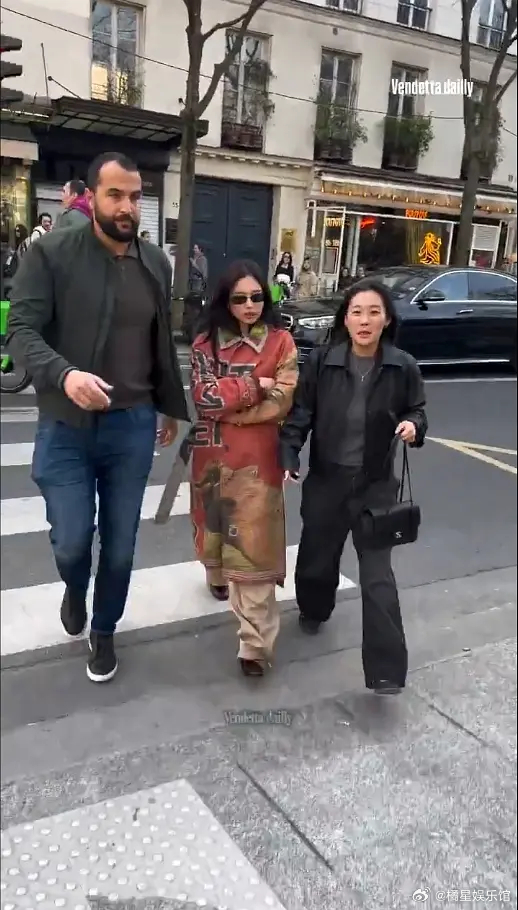 Jennie被堵了，穿的像大妈一样