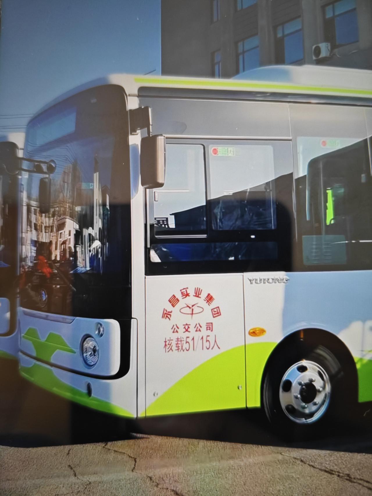 即墨永昌公交公司新采购的20辆宇通E7纯电动公交车已经送达永昌公交停车场，这批新