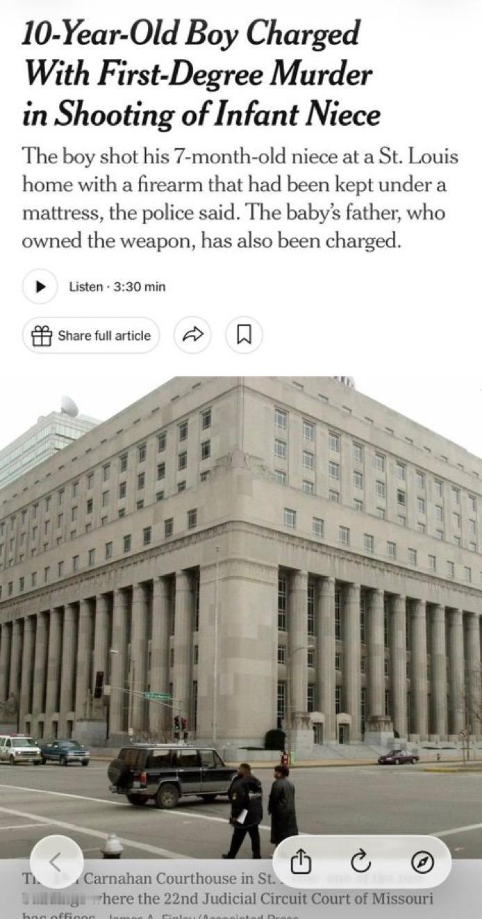 美国圣路易斯一名10岁男孩从床垫下掏出他爸的手枪，顶着他7个月大的侄女的头开枪将