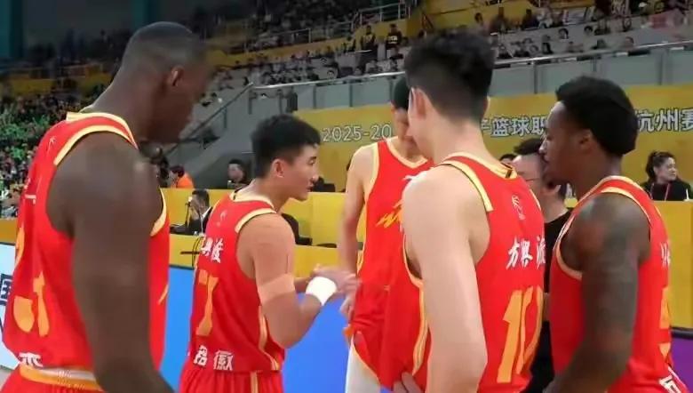 浙江广厦上半场有19个罚球，而辽宁队icon总共才有6个罚球，不输才怪！
两个队