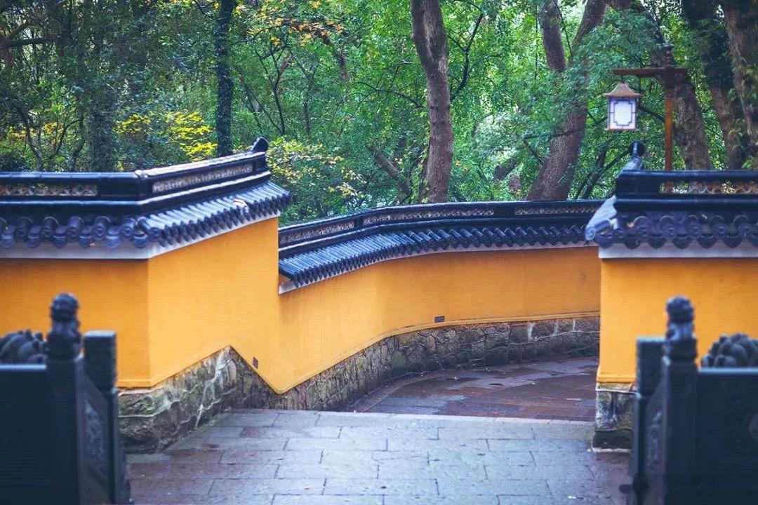 守自己的时区·默斋主人原创自由诗不必追赶钟表急促的滴答世间人潮的喧嚣，本就不属于