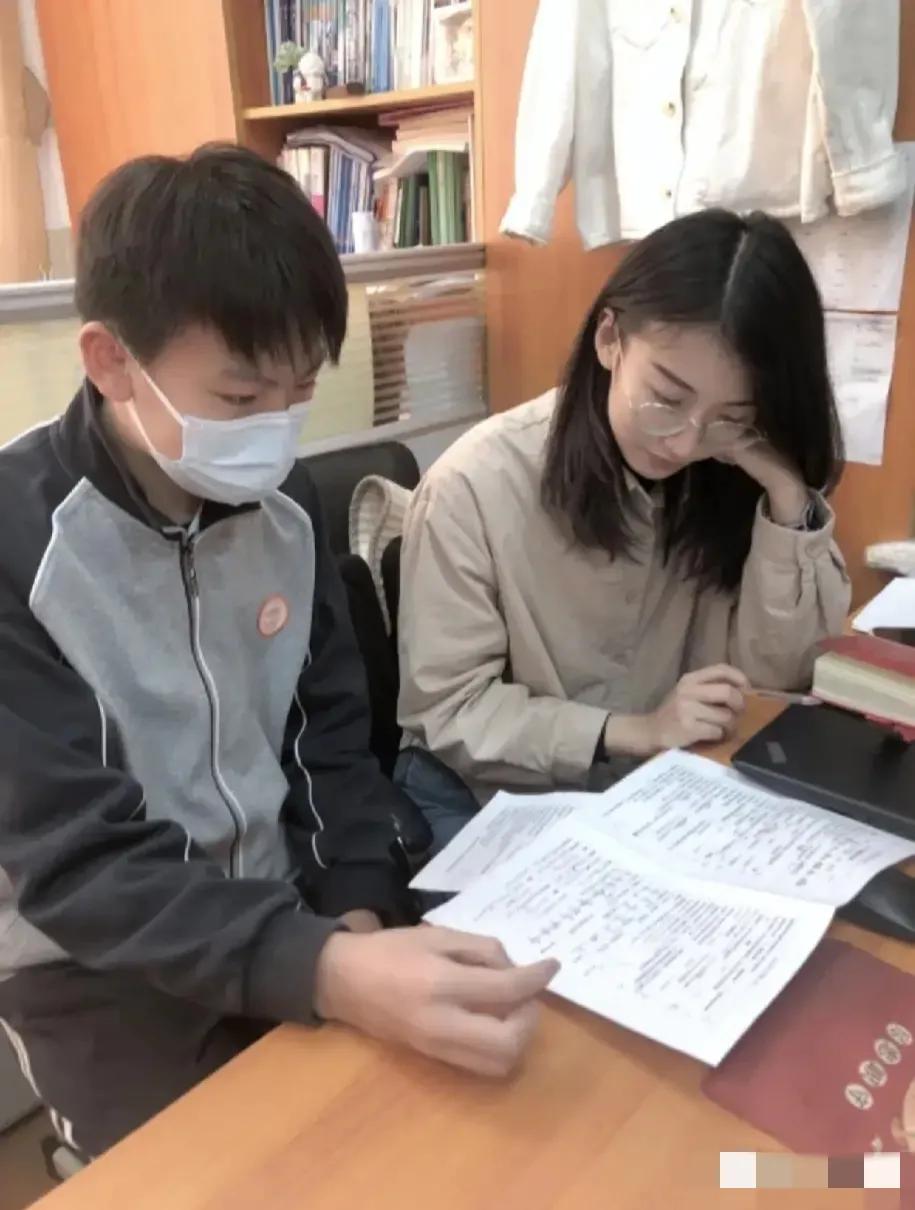这也太荒唐了吧？女教师出轨16岁高一男生，被丈夫逮住。

丈夫一怒之下将两人的暧