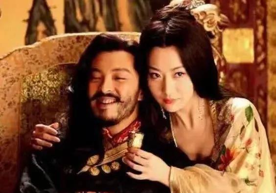 东晋皇帝司马曜醉酒后，对身旁的张贵人说：“你年近三十，美色大不如前，又没生孩子，