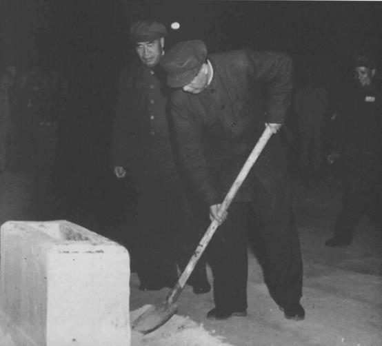 1949年9月30日，毛泽东、朱德等在北京天安门广场为人民英雄纪念碑奠基。