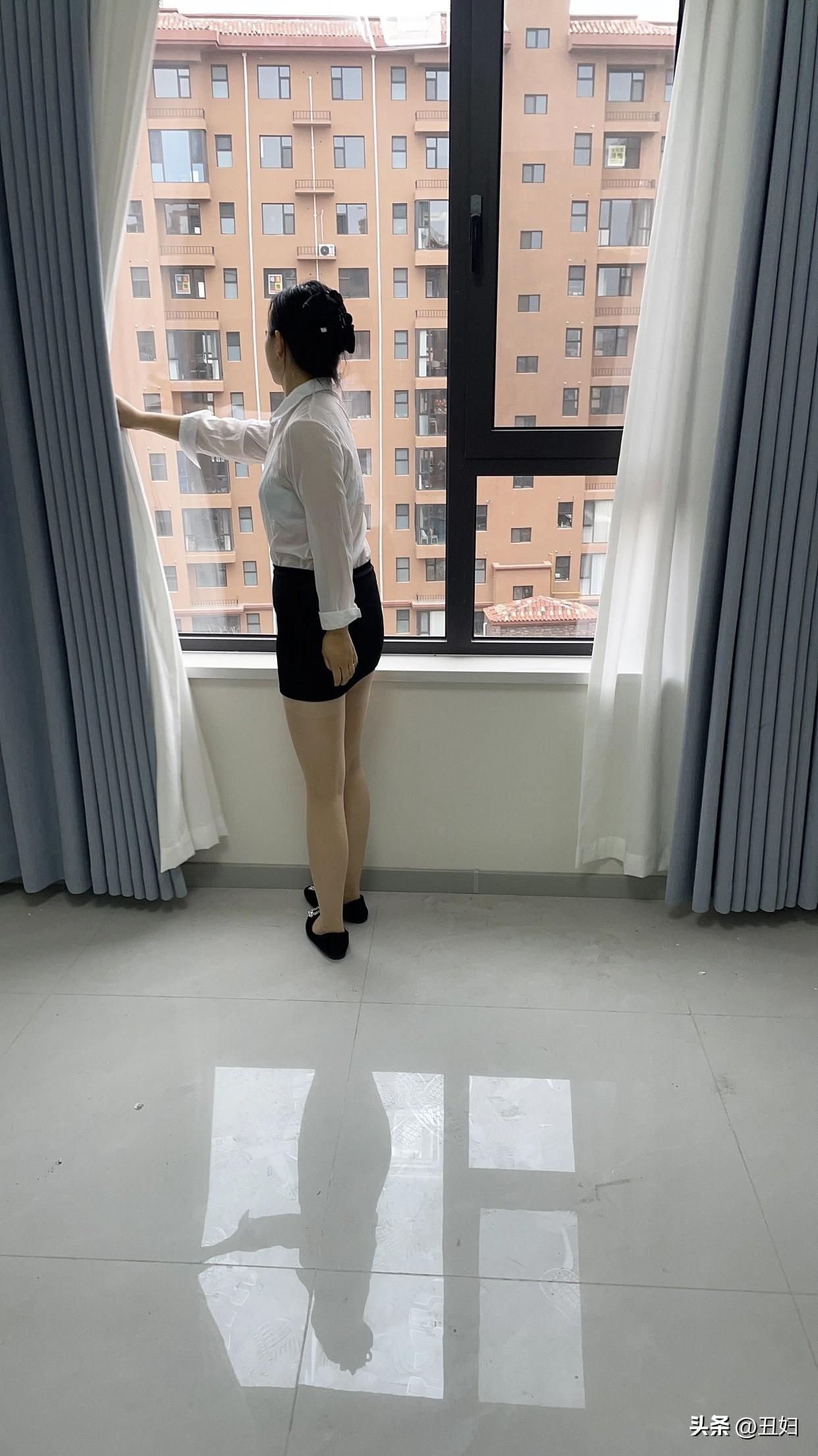 知性美女穿搭分享窗边凝望，思绪万千，静享独处时光。