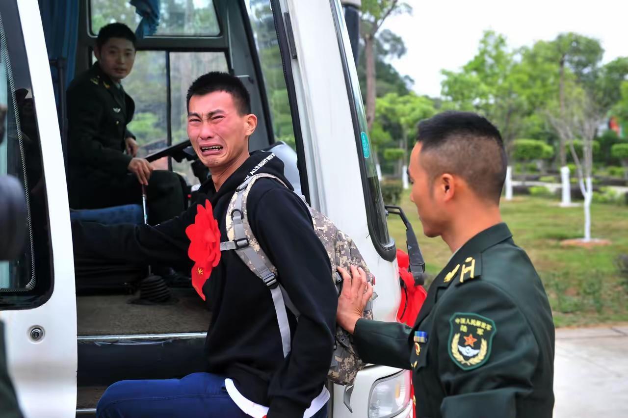 老兵退伍季…，铁打的营盘，流水的兵！当过兵的战友们都经历过的…。