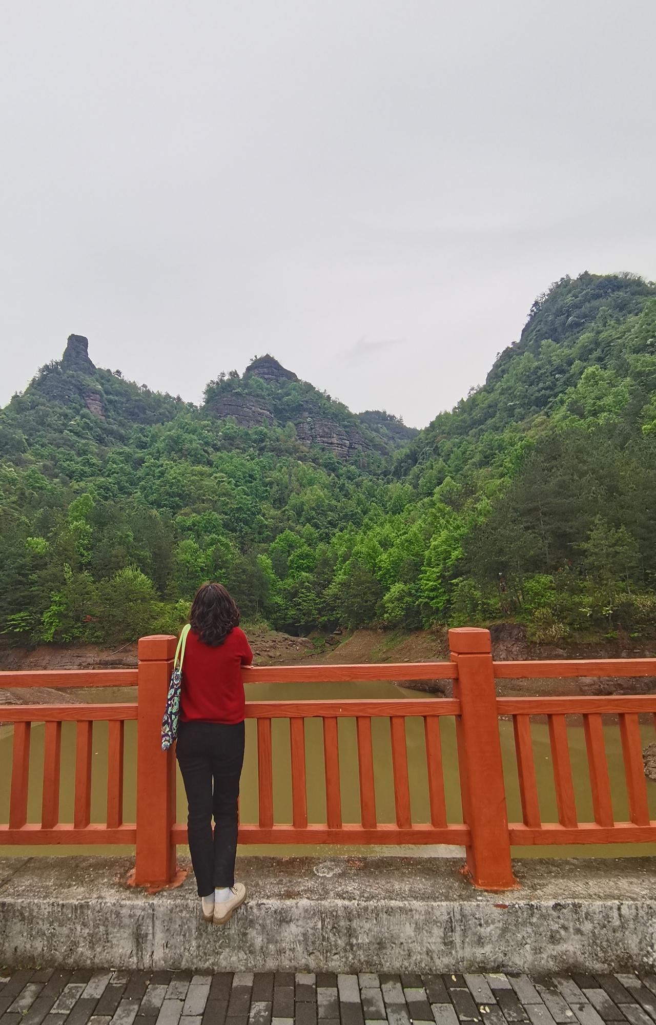 这是第二趟去当地的公婆岩！因下过雨决定不爬山，又因为中午随便吃的午饭，担心低血糖