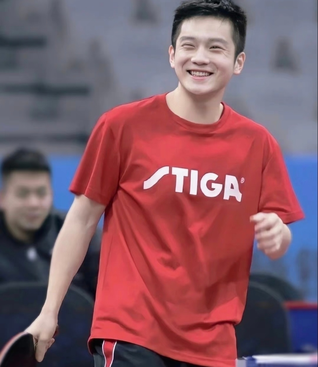 樊振东正式加盟杜塞尔多夫很适合穿红色的 