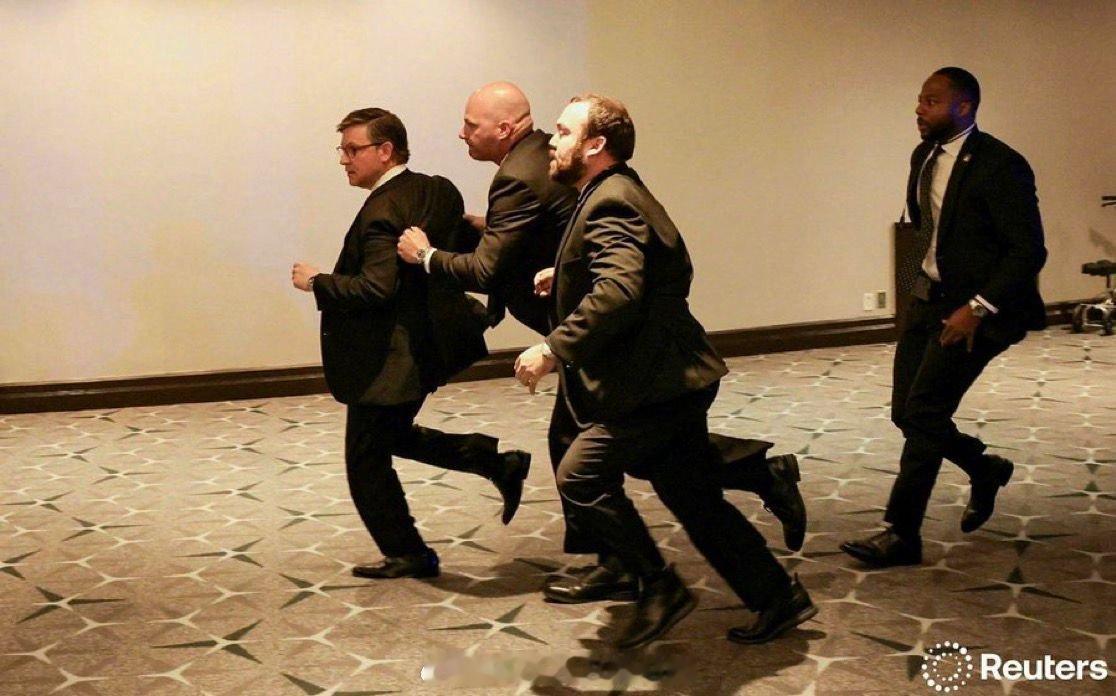 美国白宫记者晚宴传出枪声路透社拍摄得一组镜头，展示了枪击时的安全情况 