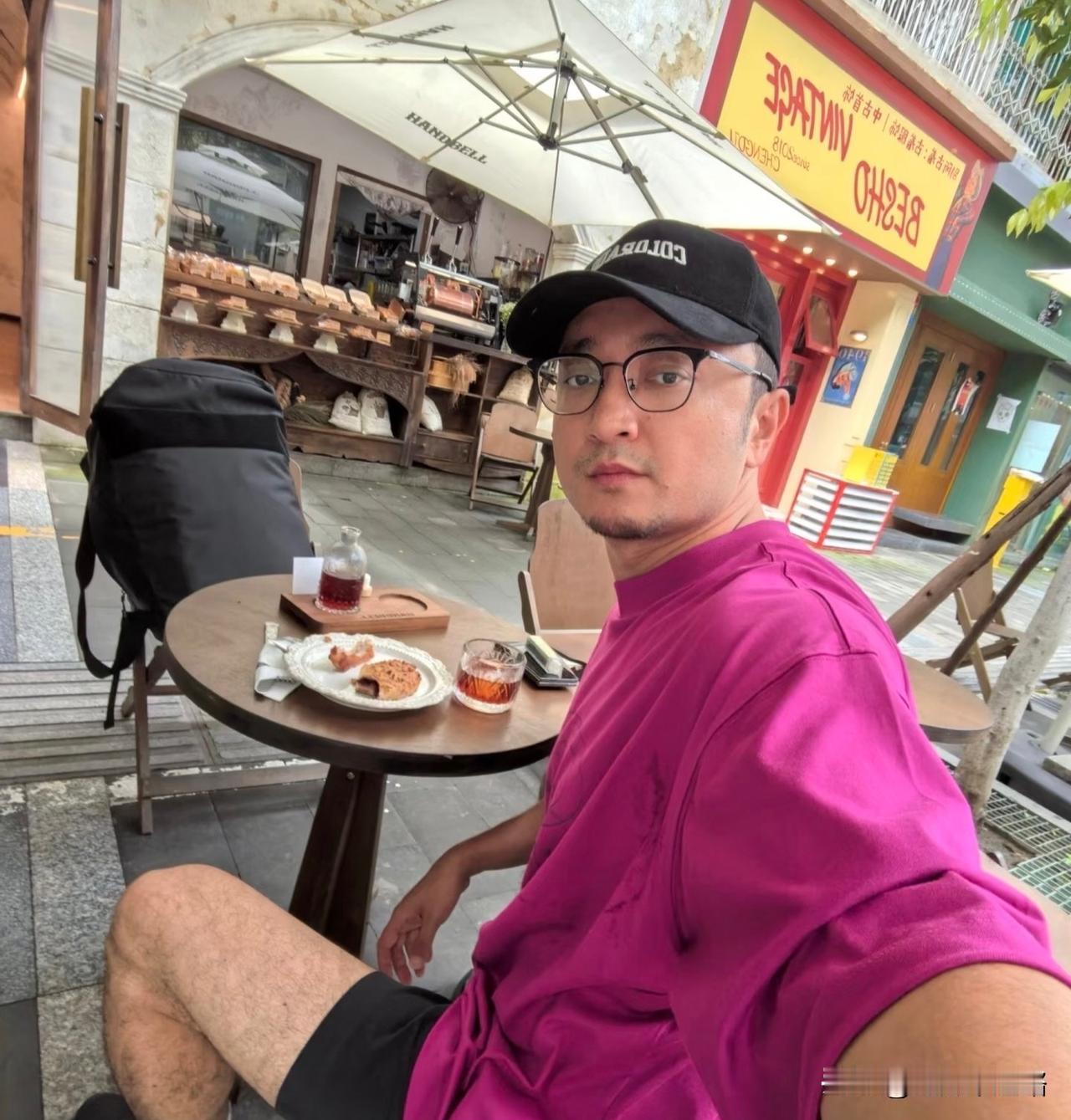 尼格买提这个人，
我真的看不懂了。
今年42岁，离婚5年，不再婚、
不生娃，一点