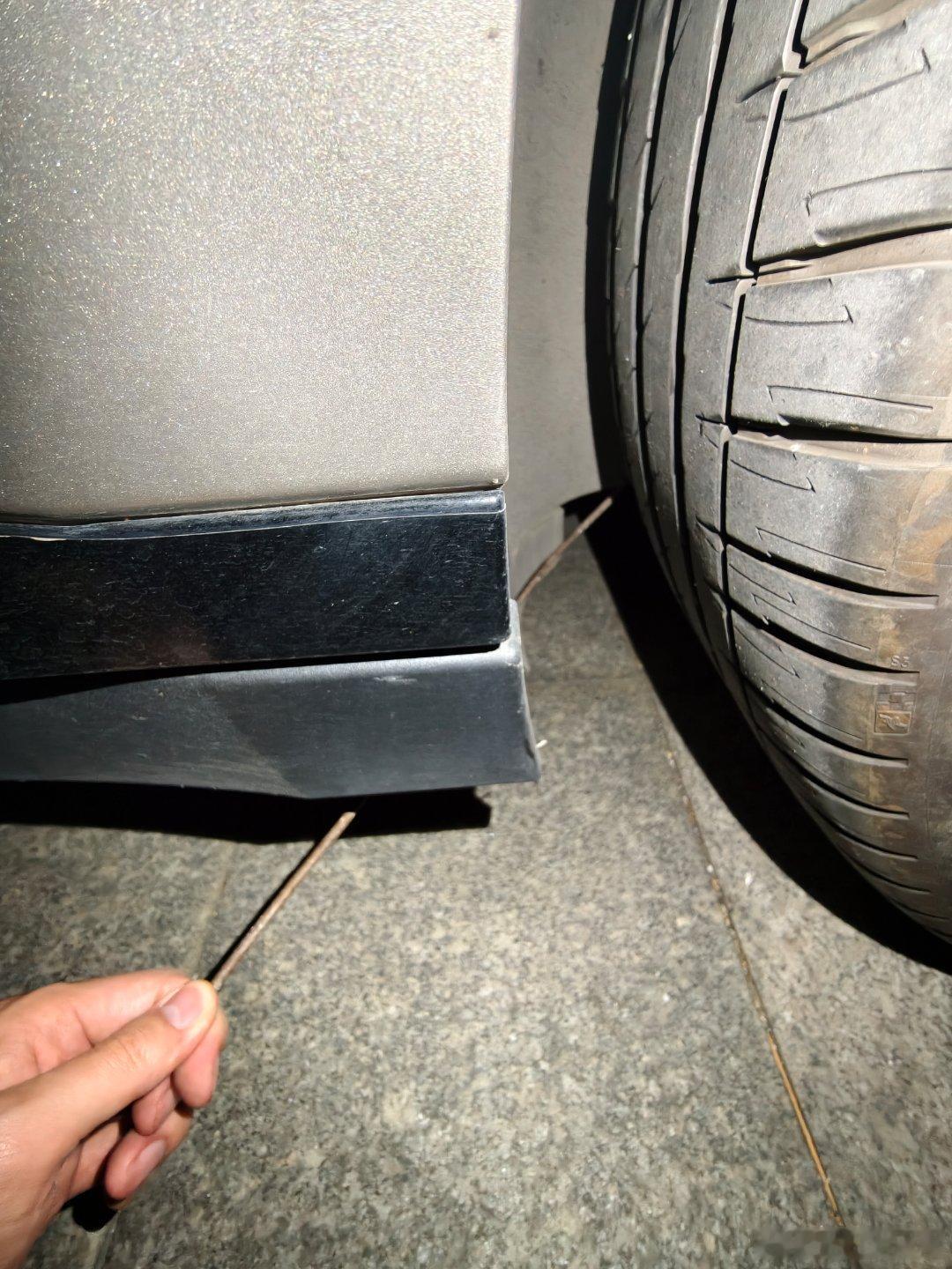 离谱 这么长一根细钢筋，直接插在了我的轮拱的塑料的那一部分，我说怎么一直有个金属