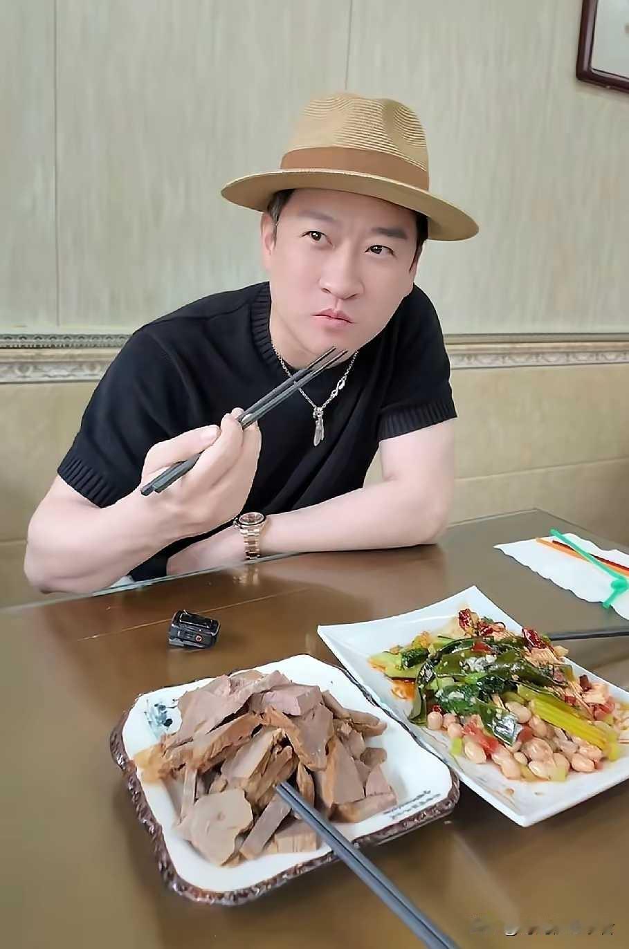 曹云金单飞就对了，名气有了自立门户，如今不用听谁的话，为谁打工。
曹云金如今说说