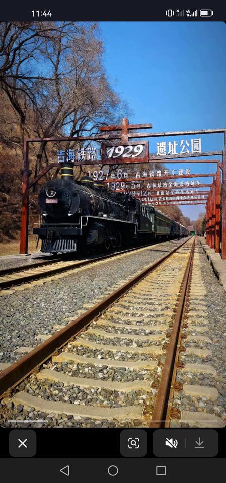 吉林市吉海铁路北山段新添的老火车头可是大有来历。

近日，吉林市吉海铁路北三段新