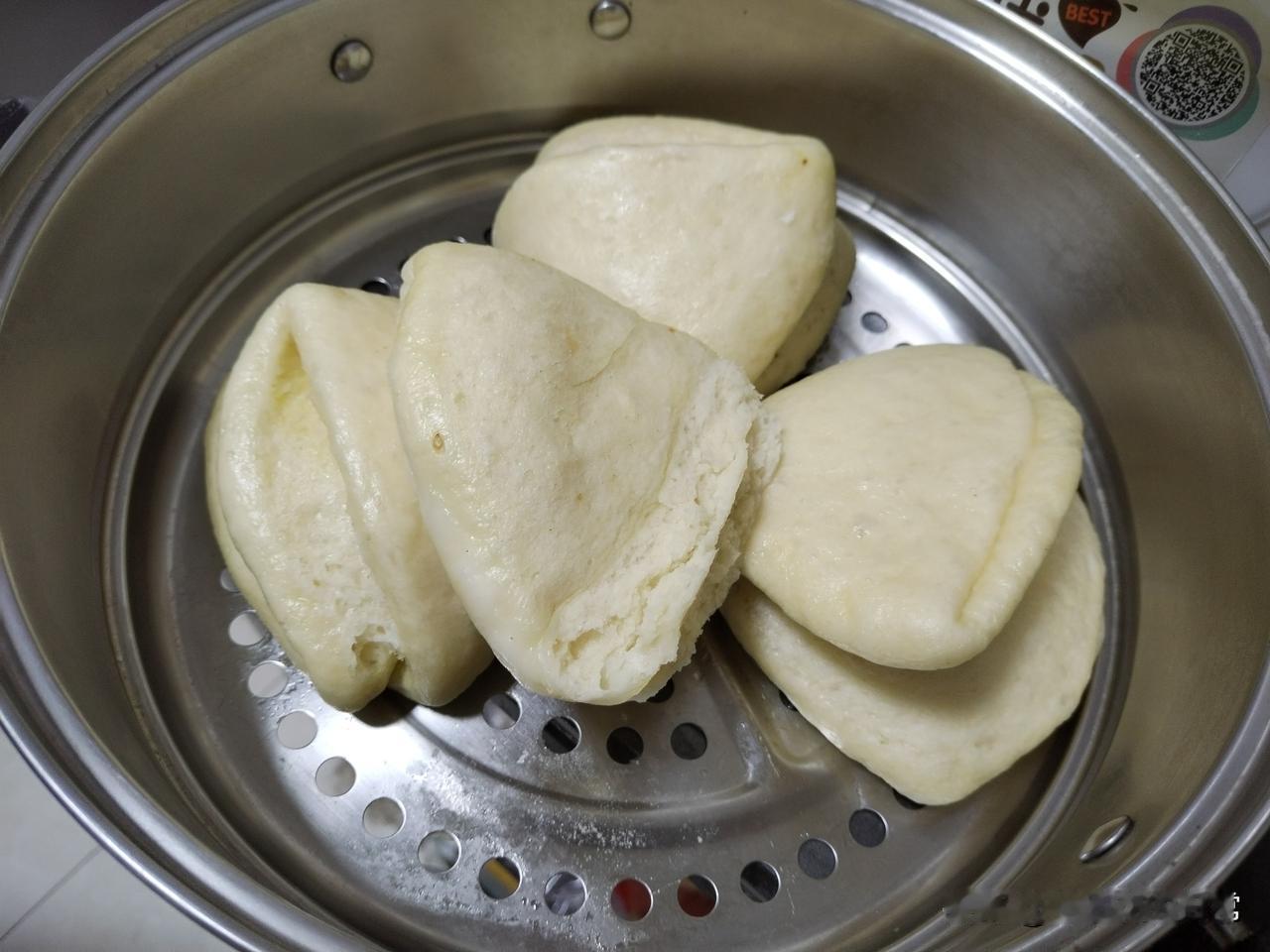 今天晚上，四个大人一个小孩吃饭。我做了一锅米饭，一锅手工蒸馍，还做了两案板猫耳朵