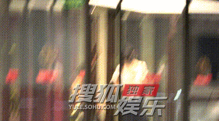 张子枫和妈妈逛街收获满满，结束后车上吃零食 ​​​