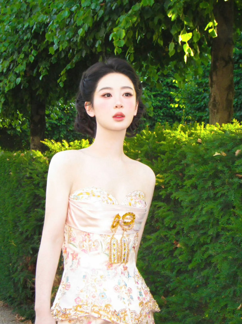 杨紫  yz杨紫董竹君 yz杨紫玉兰花开君再来 我喜欢你的眼睛，像冬日夜空的星，