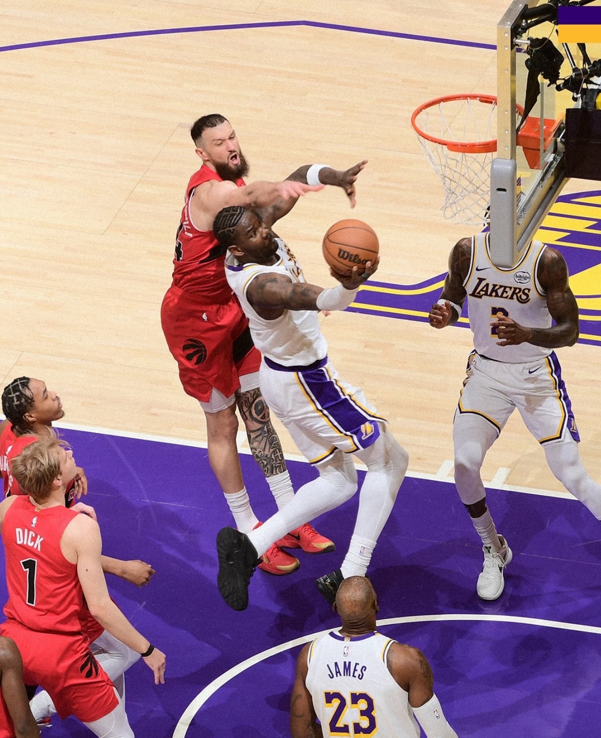 湖人战胜猛龙10投全中统治内线，湖人三巨头合力，轻松拿下猛龙！ 